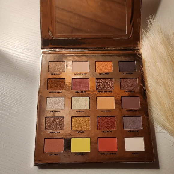 ICONIC LONDON Sunset To Sunrise Eyeshadow Palette Included 20 Shades - Picture 5 of 8